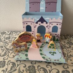 Playhouse suitcase with figures