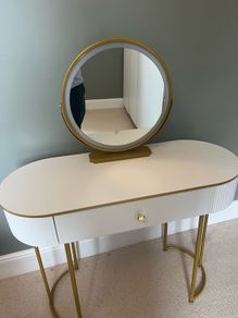 dressing table