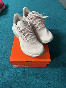 nike revolution 5 barely rose