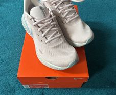 nike revolution 5 barely rose