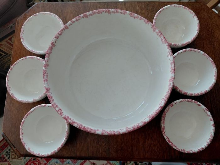Vintage Italian fruit bowl set features hand painted fruit decorations