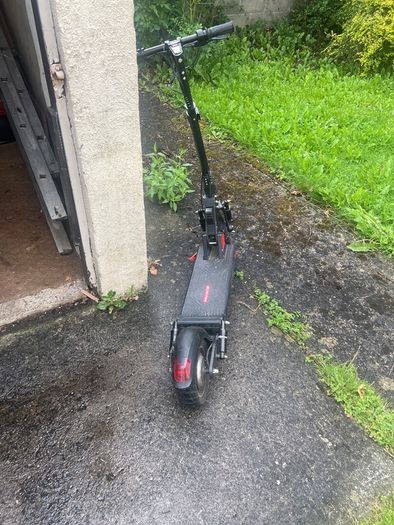 Selling an electric scooter Bogist C1 Pro. It turns on, charges well, and brakes work properly. Top speed is currently around 16 km/h.