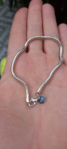 Vintage jewelry is sold individually for 5 to 10 euros