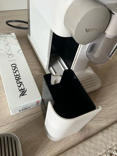 Nespresso Lattissima One and Descaling Kit