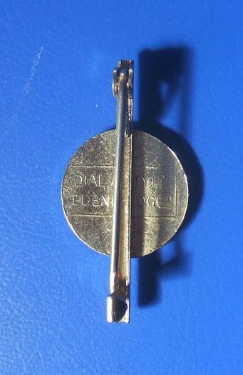 HOSPITAL LEAGUE of FRIENDS (health service volunteers) - an enamelled pin badge (1980s / 1990s)