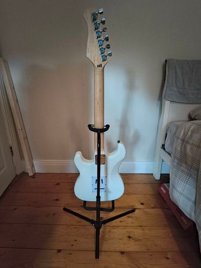 Harley Benton guitar ST-20 WH Standard Series + Harley Benton HB-10G Amp + Thomann bag + stand