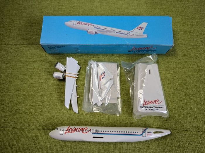 Leisure International Airways 1:200 scale model airplane, Airbus A320 aircraft, NEW