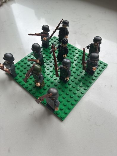 10 Lego figures