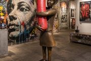 Banksy inspired "Bomb Hugger" (37 cm) - Bronze, Marble, Signed