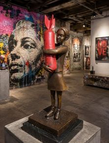 Banksy inspired "Bomb Hugger" (37 cm) - Bronze, Marble, Signed