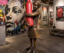 Banksy inspired "Bomb Hugger" (37 cm) - Bronze, Marble, Signed