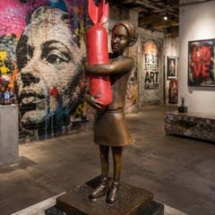 Banksy inspired "Bomb Hugger" (37 cm) - Bronze, Marble, Signed