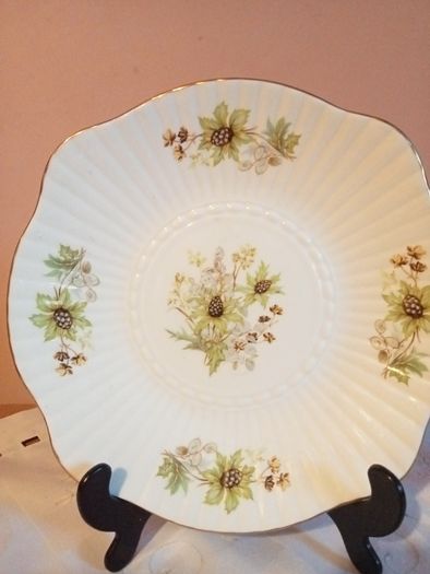 Royal Tara Ribbed Cake Plate