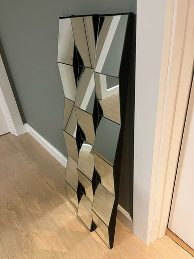 Geometric hall mirror