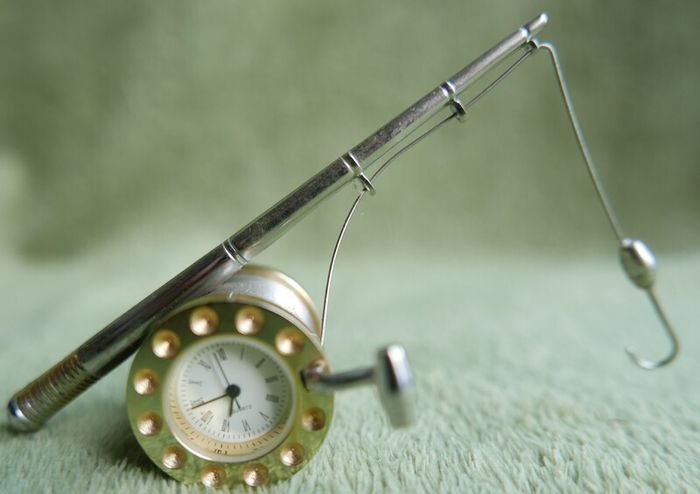 Vintage Fishing Rod & Reel Collectible Mini-Clock ,fresh battery, works fine