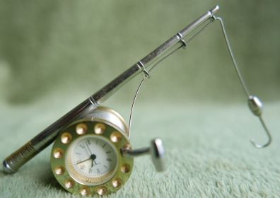 Vintage Fishing Rod & Reel Collectible Mini-Clock ,fresh battery, works fine