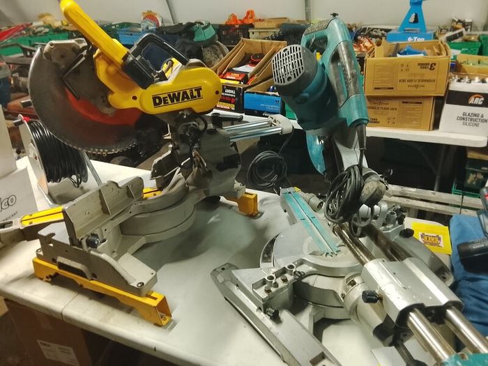chopsaws. 2 dewalt, 1 Makita