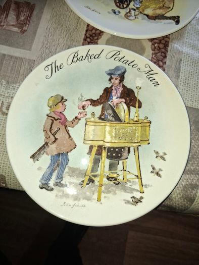 8 Beautiful Old Wedgwood Collectors Decorative Hanging Plates Price is for 1 Postage Available