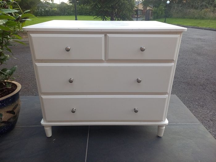 chest of drawers
