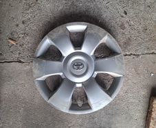 Toyota Yaris original wheel trim #2 with small crack