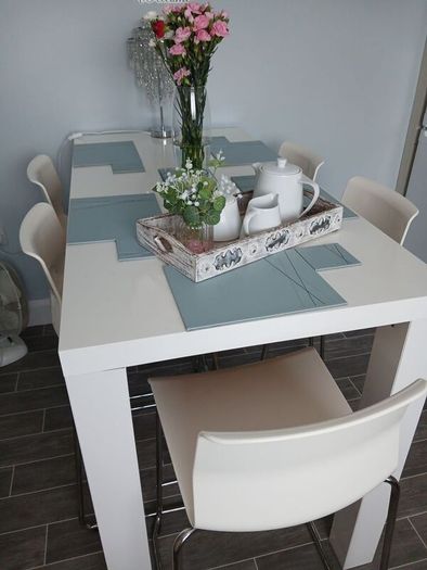 Breakfast bar and 5 high stools for sale