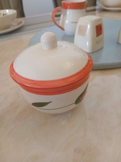 5 x mugs plus sugar bowl and jug