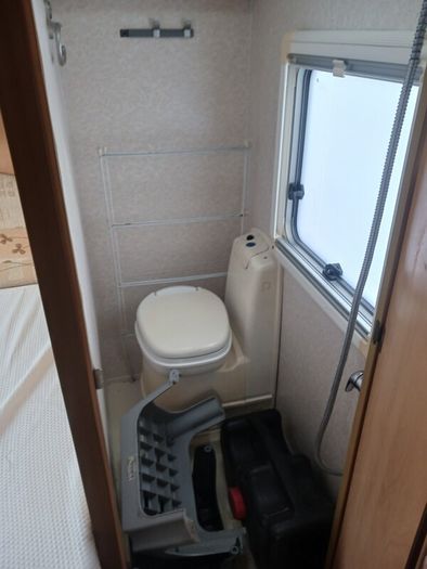 2005 bailey senator caravan fixed bed