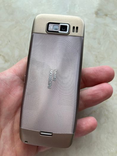 Nokia e52 (sim free unlocked)