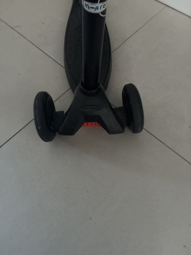 Genuine Maxi Micro 3-Wheel Scooter (Black)