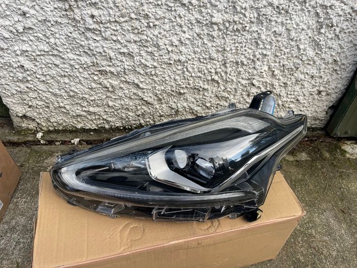 Headlight Toyota SIENTA Left