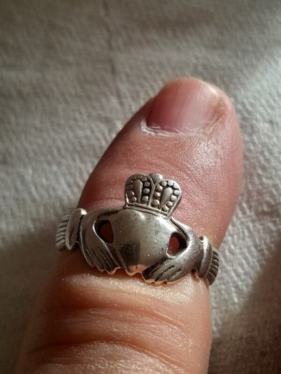 silver claddagh ring