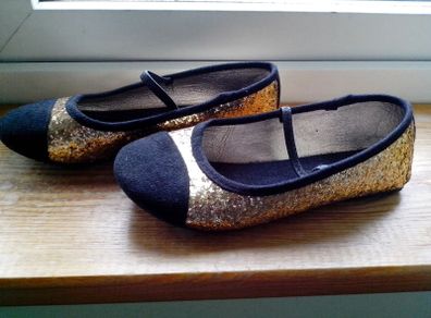 Black/ Glitter Shoes.  Junior 10