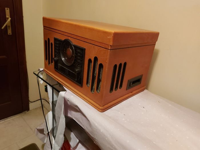 Replica vintage music system, 3 CD changer, Radio, Tape and Phono (Record Player) in lovely wooden Box Model Cl-1018, in very good condition