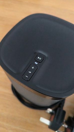 2 x Sonos Play 1 Wireless Speaker Black Wifi Pair play Great Condition Play 1 + 2 x Sanus WSS22 Speaker Stands