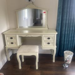 bedroom furniture set