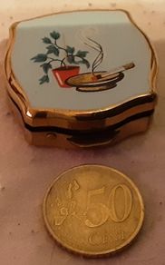 small statton ashtray box