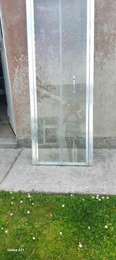 Toilet, hand basin/pedestal and shower door