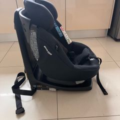Maxi Cosi Axiss Fix 360. Car seat suitable to 4 years old
