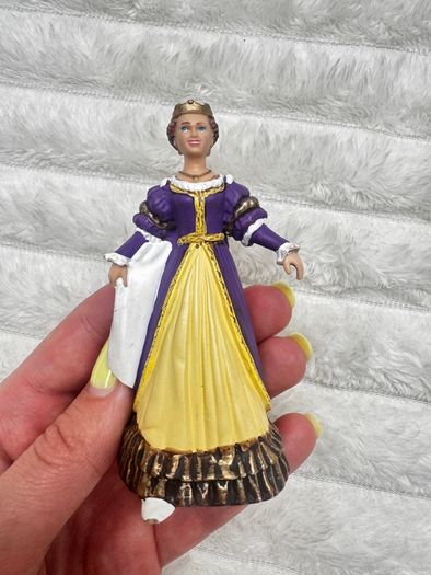 2002 Papo Medieval Attire Queen Approx. 9 cm. Damaged Nose Used Please see photos