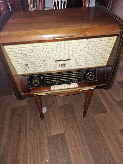 Large Antique Valve Radio and Record Player with Magic Eye, Beautiful Furniture, Collection Only. I got channels on the radio