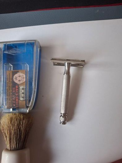A Job Lot Of Vintage Shaving Razors & Blades + Brush Cut Throat Razor