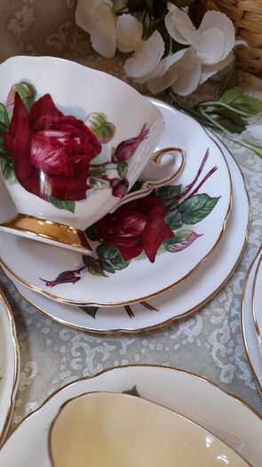 Vintage  Paragon "Six World Famous Rose" tea trios