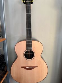 lowden 0 35 (custom kneck)Bog oak Lutz top