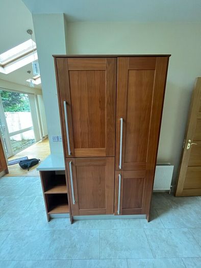 Kitchen units, 2 ovens, 2 microwave & dishwasher