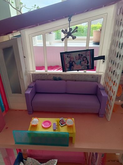 barbie house + dolls + accessories