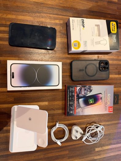 iPhone 14 Pro Max + accessories