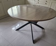 Round extendable dining table