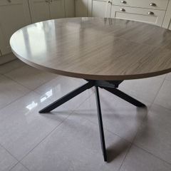 Round extendable dining table