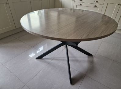 Round extendable dining table