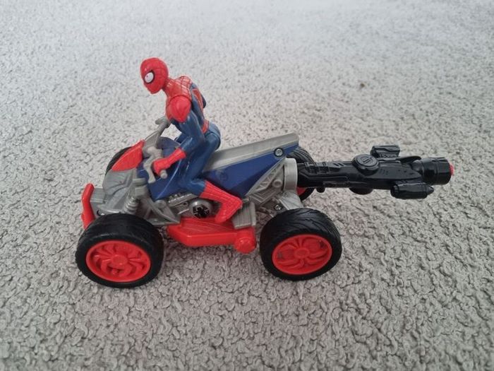 SpiderMan Blast Go Wheel Vehicle With Key And Spiderman Figure Hasbro